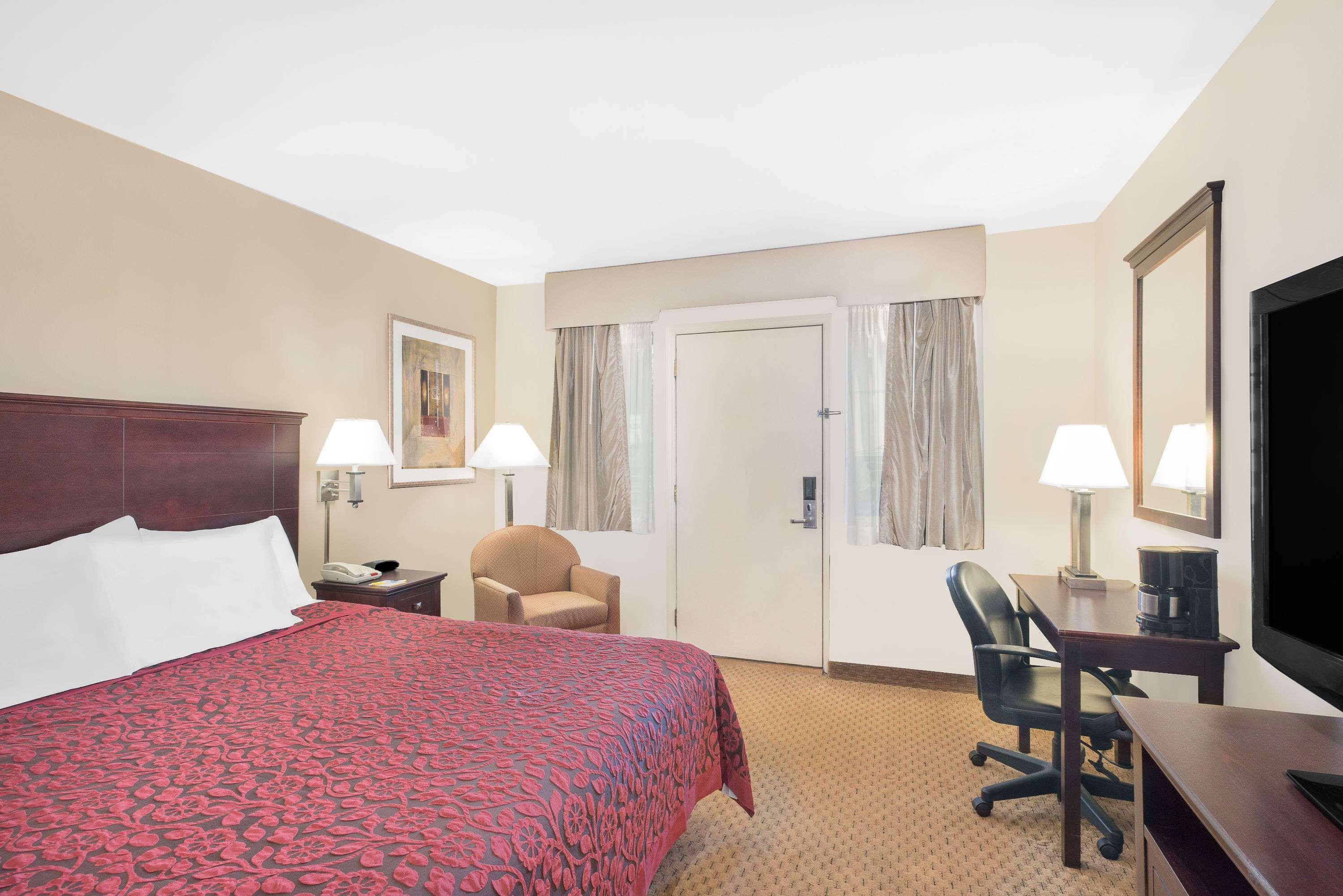 Days Inn By Wyndham Springfield/Phil.Intl Airport Buitenkant foto