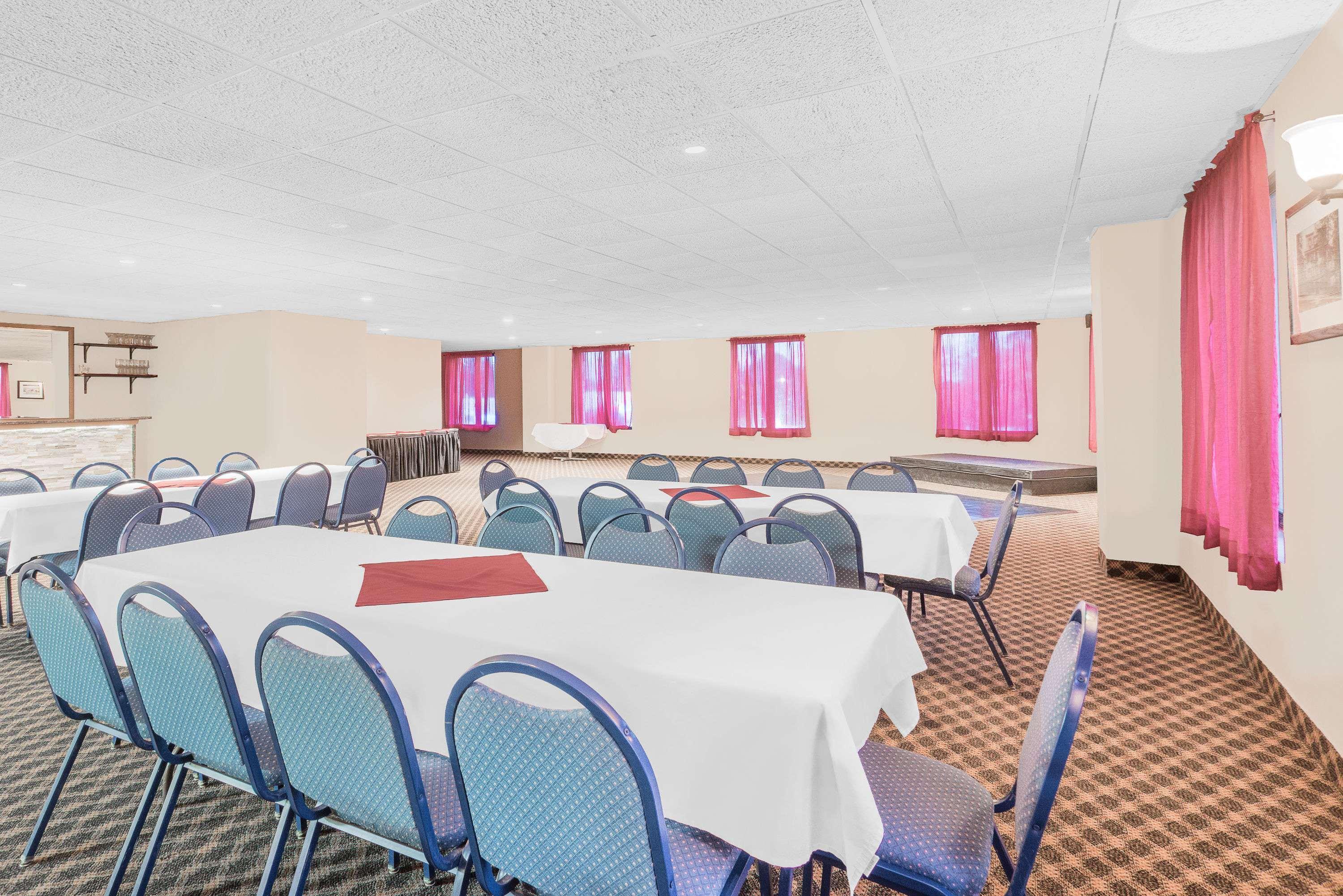 Days Inn By Wyndham Springfield/Phil.Intl Airport Buitenkant foto