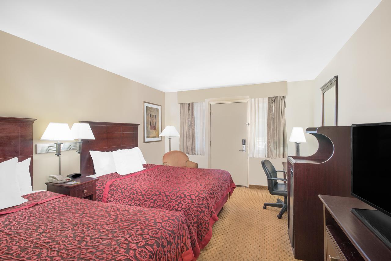 Days Inn By Wyndham Springfield/Phil.Intl Airport Buitenkant foto